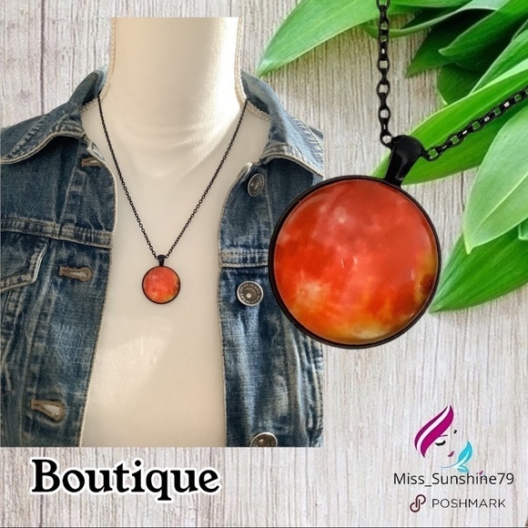 Boutique NEW - Universe galactic cabochon necklace mars red planet - Picture 3 of 3